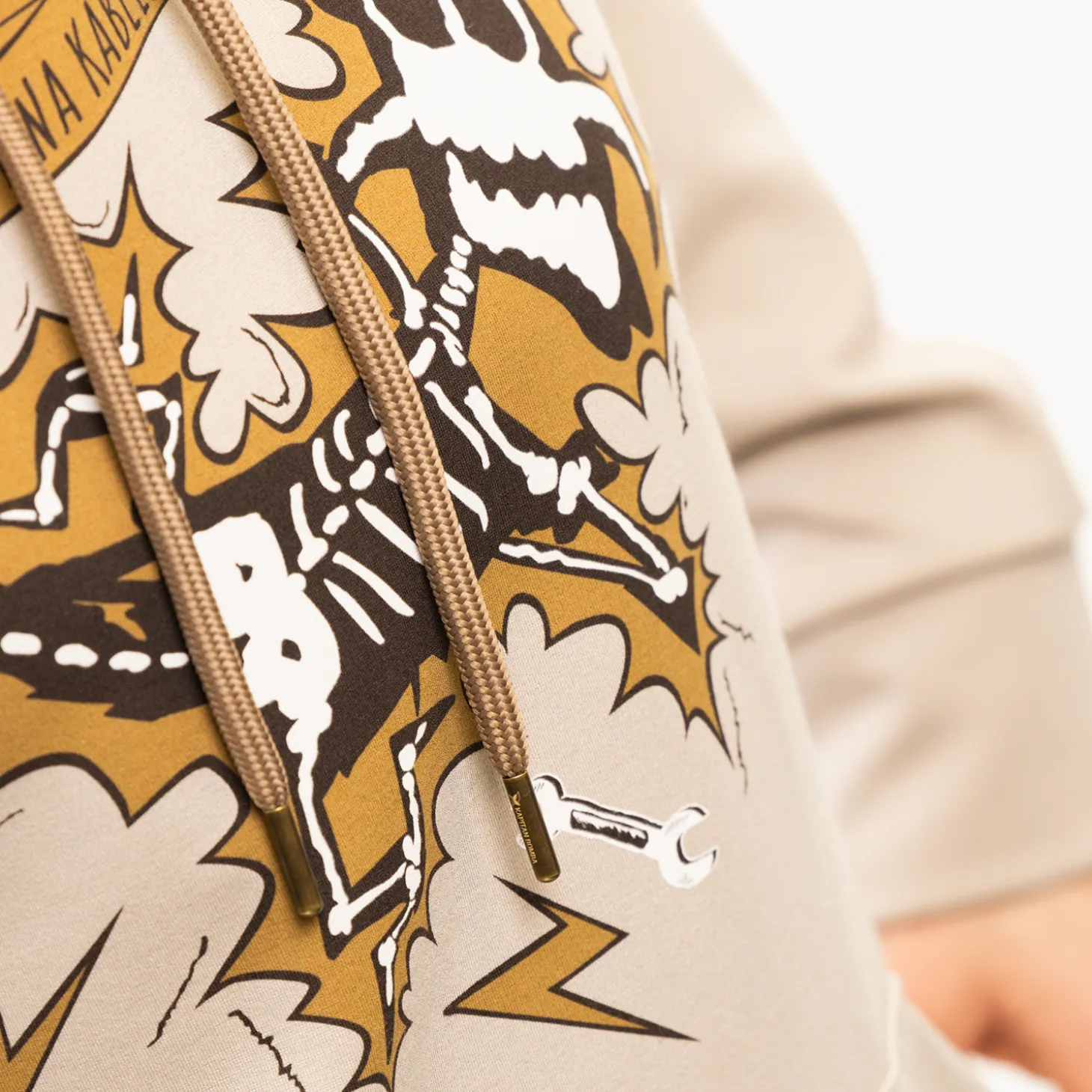 Bluza beżowa – Łecina – dwa kabelki