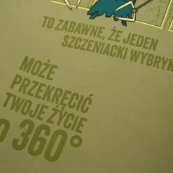 Koszulka zielona – To zabawne, że jeden szczeniacki wybryk może przekręcić twoje życie o 360 stopni