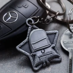 Metalowy brelok do kluczy – Kapitan Bomba i dycha za wycieraczką