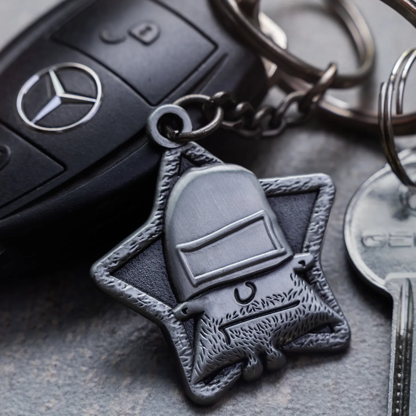 Metalowy brelok do kluczy – Kapitan Bomba i dycha za wycieraczką
