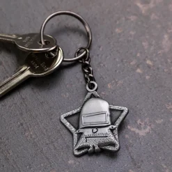 Metalowy brelok do kluczy – Kapitan Bomba i dycha za wycieraczką